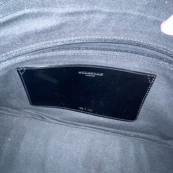 BURBERRY TOTE. FUN FLANNEL DESIGN INCLUDED FOR THE LOCK. Multiple pockets - Picture 6 of 10